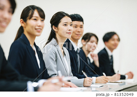 研修を受けるビジネスパーソン 81352049