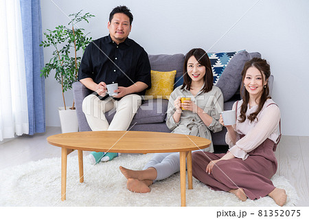 おっさんが女子会に参加したイメージ おっさんが女子会に参加したイメージ 81352075