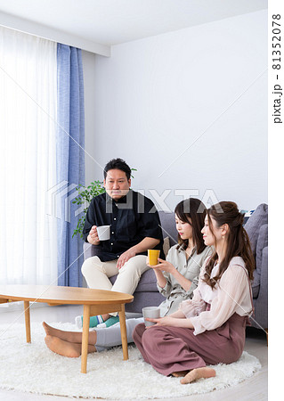 おっさんが女子会に参加したイメージ おっさんが女子会に参加したイメージ 81352078