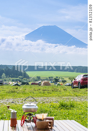 「静岡県」キャンプ場から富士山を眺めながらコヒーを入れる 81352109