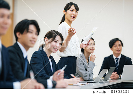 会議で発表するキャリアウーマン 81352135