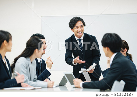 会議で話し合うビジネスパーソン 81352137