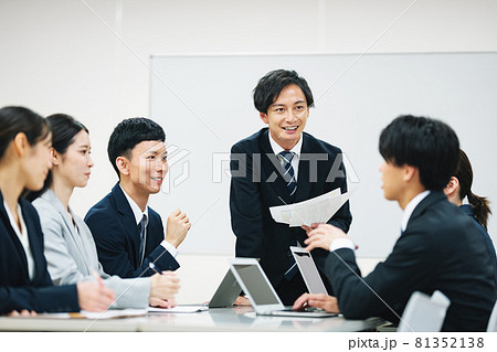 会議で話し合うビジネスパーソン 81352138