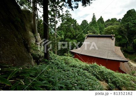 飯道神社本殿と大岩　【滋賀県甲賀市信楽町】 81352162