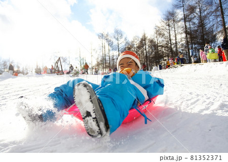 ソリ遊び　ちびっこゲレンデ　スキー場　雪国 　軽井沢スノーパーク　子供　スノーボード　雪  81352371