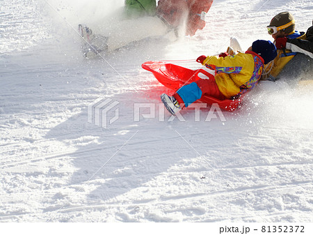 ソリ遊び　ちびっこゲレンデ　スキー場　雪国 　軽井沢スノーパーク　子供　スノーボード　雪  81352372