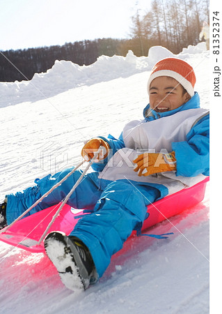ソリ遊び　ちびっこゲレンデ　スキー場　雪国 　軽井沢スノーパーク　子供　スノーボード　雪  81352374