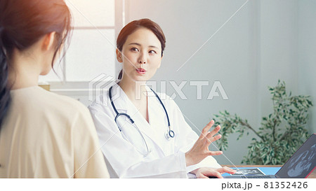 診察を受ける妊婦　産婦人科　レディースクリニック 81352426