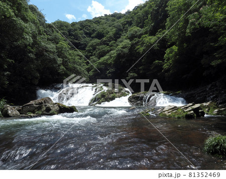 山口県内屈指の名滝、猿渓瀑布の風景 81352469