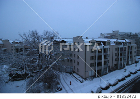 ドイツ　冬の朝の街並み 81352472