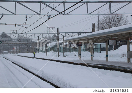 冬の北しなの線黒姫駅ホームにて(長野県上水内郡信濃町) 冬の北しなの線黒姫駅ホームにて(長野県上水内郡信濃町) 81352681