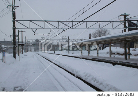 冬の北しなの線黒姫駅ホームにて(長野県上水内郡信濃町) 冬の北しなの線黒姫駅ホームにて(長野県上水内郡信濃町) 81352682