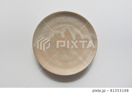 陶器皿_お皿と白バックの背景素材 陶器皿_お皿と白バックの背景素材 81353198