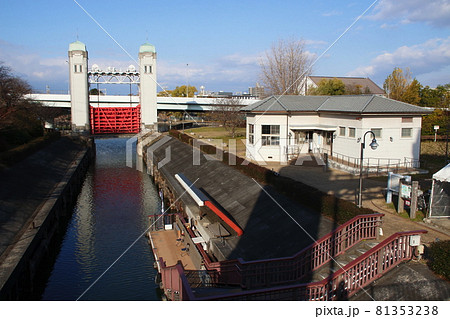 秋の伏見港と三栖閘門 81353238