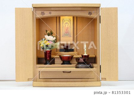 家具調仏壇に飾られた仏具1 81353301