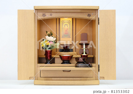 家具調仏壇に飾られた仏具2 81353302