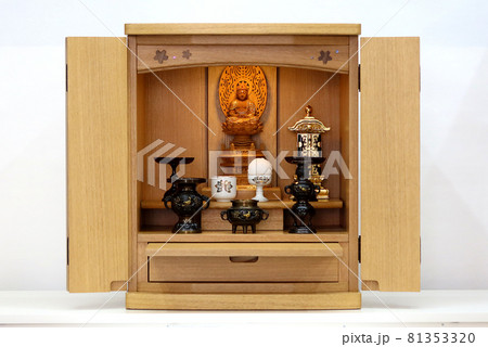 家具調仏壇に飾られた仏具5 81353320