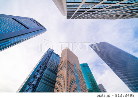 「東京都」汐留オフィス街を見上げる 81353498