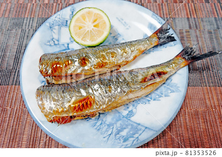 家庭的で素朴な自宅調理の大阪湾産「イワシの塩焼き」水彩画風 家庭的で素朴な自宅調理の大阪湾産「イワシの塩焼き」水彩画風 81353526