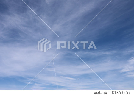 薄雲と飛行機雲のある青空 薄雲と飛行機雲のある青空 81353557