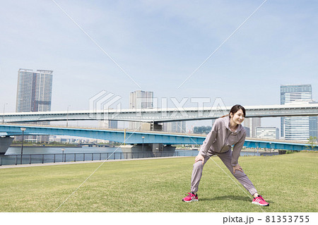 準備運動・体操をする女性 81353755