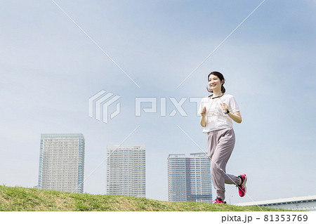 ジョギングをする女性 ジョギングをする女性 81353769