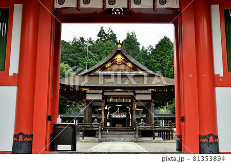 大鳥神社(楼門から拝殿を望む)　【滋賀県甲賀市甲賀町】 81353894