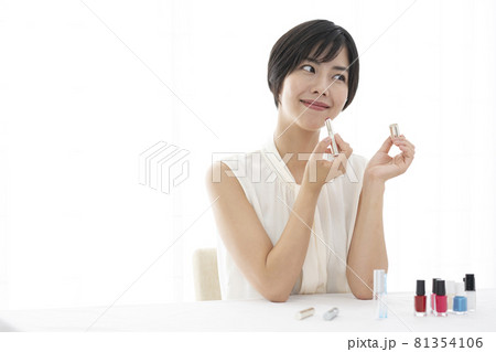 窓ぎわの机でメイクをする女性 ビューティー スキンケア 窓ぎわの机でメイクをする女性 ビューティー スキンケア 81354106
