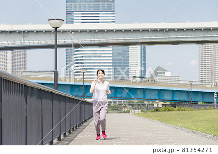 ジョギングをする女性 81354271