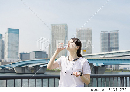 運動後に水を飲む女性　 81354272