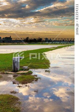 荒川河川敷　雨上がりに溜まった大きな水たまり 81354311