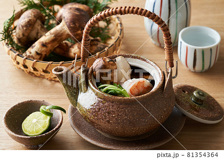 松茸の土瓶蒸し 81354364