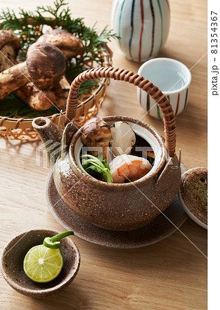 松茸の土瓶蒸し 松茸の土瓶蒸し 81354367