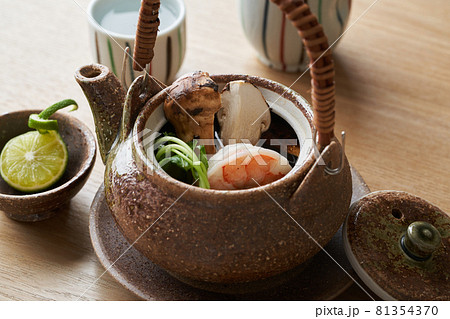 松茸の土瓶蒸し 81354370