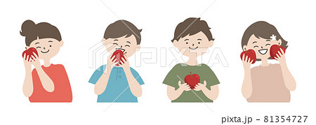 りんごを持って笑う子供達 81354727