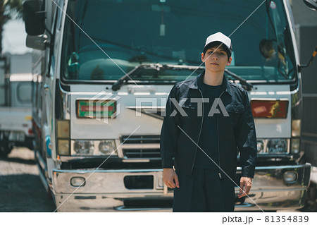 若者のトラックドライバー 若者のトラックドライバー 81354839