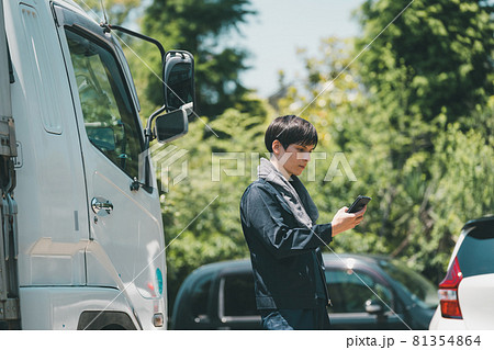 トラック運転手とスマホ 81354864