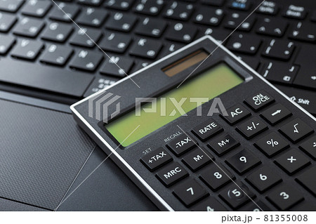 パソコンと電卓 81355008