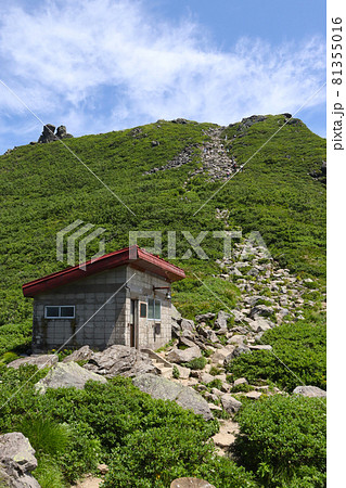 津軽富士岩木山 登山道から見る避難小屋と山頂方向 日本青森県の写真素材