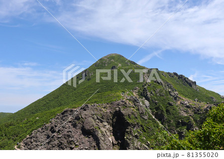 夏の津軽富士岩木山 登山道から見る山頂 青森県の写真素材 夏の津軽富士岩木山 登山道から見る山頂 青森県の写真素材