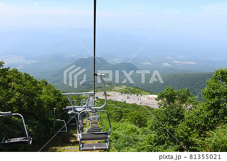 8合目から9合目に登る岩木山リフトから見る岩木スカイライン方向の眺め　青森県 81355021