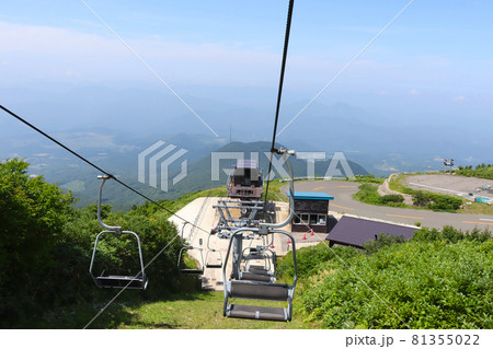 8合目から9合目に登る岩木山リフトから見る岩城スカイライン方向の眺め 青森県 8合目から9合目に登る岩木山リフトから見る岩城スカイライン方向の眺め 青森県 81355022