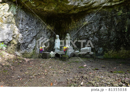 祖師堂裏のやぐら 81355038