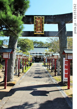 芦屋町の岡湊神社参道 81355262