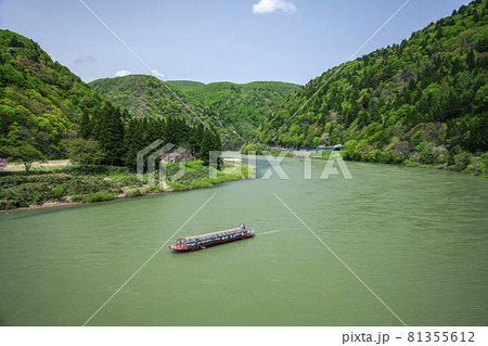 新緑の最上川 81355612