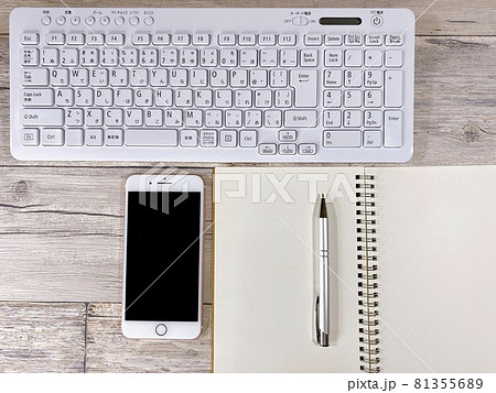ビジネスイメージ ノートとスマホとキーボード ビジネスイメージ ノートとスマホとキーボード 81355689