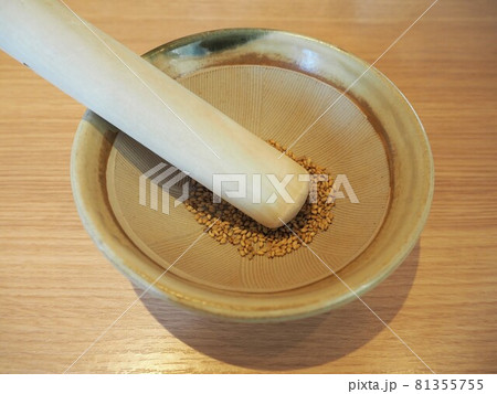 すりこぎでゴマをする 81355755