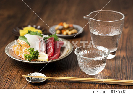 刺身 日本酒 家飲み 宅飲みの写真素材