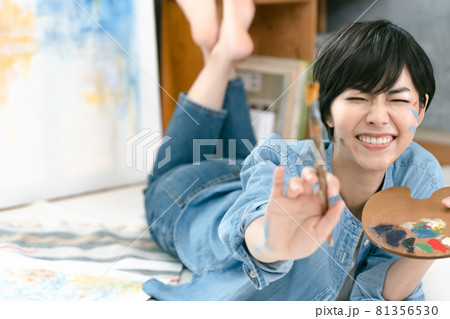 絵を描く女性 絵を描く女性 81356530