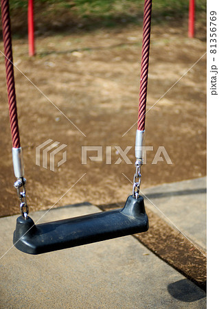 ブランコ・縦写真・遊具・公園 81356769
